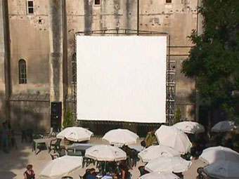 screen in court yard