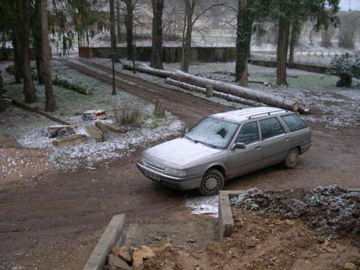 R21 after light snow in front of Moulin